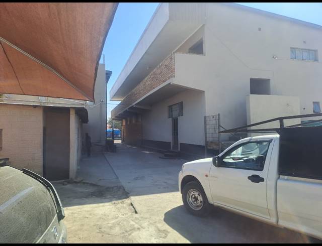460M² BUILDING FOR SALE IN RUSTENBURG NORTH